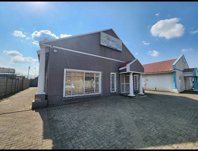 991M² OFFICE FOR SALE IN VEREENIGING CENTRAL